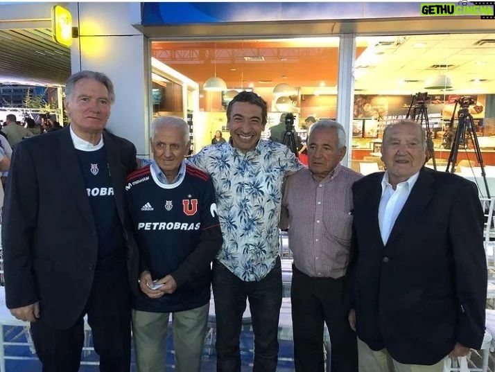 Rodrigo González Instagram - Recuerdo que me invitaron al lanzamiento de la nueva camiseta de la U. Y lleno de emoción no dudé en ir. Ya en el lugar me sentí como un niño, feliz, emocionado, nervioso. Me paseaba solo... Soy muy tímido en los eventos sociales. Por un lado estaba jean conversando, por otro @samuraiazul y muchos otros ídolos. Pero yo quería ver a los históricos del león. Porque ellos eran de los cuales me hablaba mi padre cuando nos llevaba al estadio, allá en los años 70. Si, estoy viejo. En un sector de la bencinera Petrobras, donde fue el lanzamiento, estaban ellos, Alberto Quintano, el tanque campos, Sergio Navarroo y don Leonel. No sabía cómo acercarme a ellos. Me di muchas vueltas. Me tomé una copa de vino y fui, caradura, me acerque a Don Leonel y le dije, muy nervioso, que lo admiraba mucho, pensé que solo iba a sonreír y nada más. Sin embargo me ve, sonríe. Guarda un segundo de silencio, y me responde. "Me.rei mucho con usted en el festival" y yo reí también, nervioso por dentro... "Me vio, me vio" pensaba yo. Mis amigos futbolistas saben de mi pasión por fútbol. Y de mi respeto para ellos sin importar el color de su camiseta. Ya sea el Toby, el.coca, el mono, Mark, paredes y tantos otros. Luego le pedí con mucho respeto al grupo que componían, si podíamos sacarnos una foto. Y los cuatro accedieron. Esa es la foto. Fue la única vez que pude ver a don Leonel en persona. Fue la única vez que oi la voz del único jugador que hizo justicia divina. Hoy subo está foto del recuerdo porque lamento su partida, porque se su historia, la leí, la vi en los archivos y la escuché en relatos de mi querido padre que hoy no está, y quién me hizo hincha de la U. Que su viaje a la eternidad sea pleno don Leonel. Acá en la tierra lo recordaremos siempre los hinchas de la U, y espero que todos los hinchas del fútbol. Se va un grande del fútbol nacional. Pero nos queda el recuerdo de todo lo que dio al club más bonito del mundo. La.gloriosa Universidad de Chile.