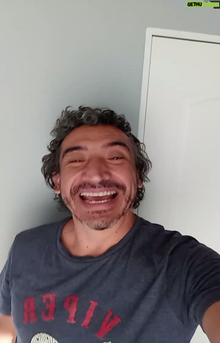 Rodrigo González Instagram - Nos vemos en valpooooo! En @terraza.lamar.restaurant con aforo muy limitado! Show exclusivo. Reservas al +569 7622 8161 @carorickenberg Sin pase de movilidad. La mejor vista, ricos tragos. Picoteos y un show larga duración para todos y todas!!!! #valpo #valparaisochile #humor #standupcomedy