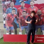 Rodrigo González Instagram – Vamos chile carajo!!! Con toda la fe a los cabros! Corazón es lo que sobra #generaciondorada @kingarturo23oficial @alexis_officia1 @claudiobravo1 @charles.20aranguiz y todos los crac!!!! Ahí el Santi con sus ídolos!