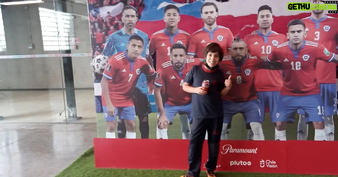 Rodrigo González Instagram - Vamos chile carajo!!! Con toda la fe a los cabros! Corazón es lo que sobra #generaciondorada @kingarturo23oficial @alexis_officia1 @claudiobravo1 @charles.20aranguiz y todos los crac!!!! Ahí el Santi con sus ídolos!