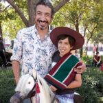 Rodrigo González Instagram – Con mi Santi visitamos a su hermano, #simon, que trabaja en la CC. Orgulloso de lo que está haciendo!  De paso su foto en el caballito. Una tradición que desaparece… 
#santiagodechile #hijos #cascohistorico