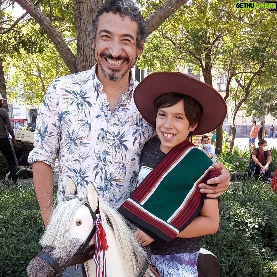 Rodrigo González Instagram - Con mi Santi visitamos a su hermano, #simon, que trabaja en la CC. Orgulloso de lo que está haciendo! De paso su foto en el caballito. Una tradición que desaparece... #santiagodechile #hijos #cascohistorico