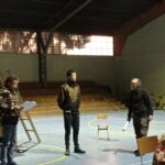 Rodrigo González Instagram - Han pasado muchos años de la última vez que actué en una obra de teatro. Estos meses he vuelto a mis orígenes, ensayando y retomando mi profesión, y que mejor que con una obra que habla de nuestro Chile, de la epopeya de la goleta Ancud, que toma posesión de las tierras magallánicos. Una obra que le mostraremos a los estudiantes, una obra donde podré volver a compartir con un público hermoso, como son los niños y jóvenes. No en grandes teatros, si no que en gimnasios, en patios de los colegios. Entregando mi trabajo feliz, y agradecido. Quiero invitar a toda la comunidad de Pucón y Villarrica a que vean este trabajo. Que además será gratuito. Lunes 22 de agosto 14:00 escuela carileufu, Pucón Miércoles 24 de agosto 20:00 complejo educacional Carlos Holzapfel Viernes 26 de agosto 20:00 centro cultural de Villarica Entrada gratuita. Proyecto financiado por el fondo de artes escénicas convocatoria 2021. Porque chile es más que Santiago. Los esperamos. Una obra para todo público que cuenta un trozo de nuestra historia #teatro #surdechile #teatroescolar Gracias por apoyarme siempre.