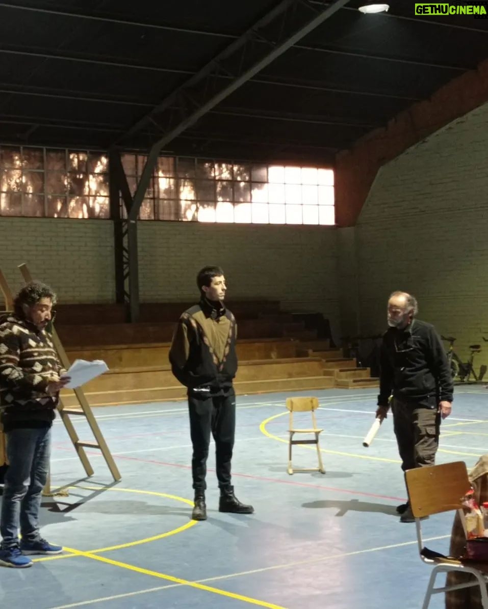 Rodrigo González Instagram - Han pasado muchos años de la última vez que actué en una obra de teatro. Estos meses he vuelto a mis orígenes, ensayando y retomando mi profesión, y que mejor que con una obra que habla de nuestro Chile, de la epopeya de la goleta Ancud, que toma posesión de las tierras magallánicos. Una obra que le mostraremos a los estudiantes, una obra donde podré volver a compartir con un público hermoso, como son los niños y jóvenes. No en grandes teatros, si no que en gimnasios, en patios de los colegios. Entregando mi trabajo feliz, y agradecido. Quiero invitar a toda la comunidad de Pucón y Villarrica a que vean este trabajo. Que además será gratuito. Lunes 22 de agosto 14:00 escuela carileufu, Pucón Miércoles 24 de agosto 20:00 complejo educacional Carlos Holzapfel Viernes 26 de agosto 20:00 centro cultural de Villarica Entrada gratuita. Proyecto financiado por el fondo de artes escénicas convocatoria 2021. Porque chile es más que Santiago. Los esperamos. Una obra para todo público que cuenta un trozo de nuestra historia #teatro #surdechile #teatroescolar Gracias por apoyarme siempre.