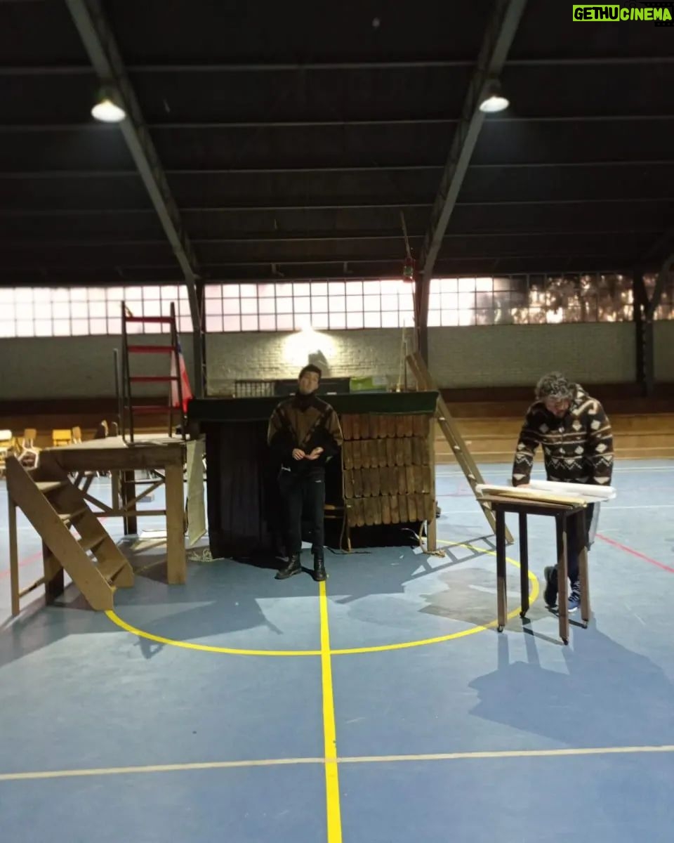 Rodrigo González Instagram - Han pasado muchos años de la última vez que actué en una obra de teatro. Estos meses he vuelto a mis orígenes, ensayando y retomando mi profesión, y que mejor que con una obra que habla de nuestro Chile, de la epopeya de la goleta Ancud, que toma posesión de las tierras magallánicos. Una obra que le mostraremos a los estudiantes, una obra donde podré volver a compartir con un público hermoso, como son los niños y jóvenes. No en grandes teatros, si no que en gimnasios, en patios de los colegios. Entregando mi trabajo feliz, y agradecido. Quiero invitar a toda la comunidad de Pucón y Villarrica a que vean este trabajo. Que además será gratuito. Lunes 22 de agosto 14:00 escuela carileufu, Pucón Miércoles 24 de agosto 20:00 complejo educacional Carlos Holzapfel Viernes 26 de agosto 20:00 centro cultural de Villarica Entrada gratuita. Proyecto financiado por el fondo de artes escénicas convocatoria 2021. Porque chile es más que Santiago. Los esperamos. Una obra para todo público que cuenta un trozo de nuestra historia #teatro #surdechile #teatroescolar Gracias por apoyarme siempre.