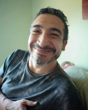 Rodrigo González Instagram - Tengo un deseo no cumplido hace años. Demasiados diría yo. Volver a actuar en teatro. Ser parte de un elenco. Disfrute mucho actuando en una bella obra con grandes amigos. En la 9na región. @susana.browne @ximena.nogueira y rodrigo fuentes mas alan fueron compañeros de viaje, en dicha obra. Y fui muy feliz. Antes que comediante soy actor. Y si algo pudiera pedir hoy, es volver a actuar. Ser parte de un elenco, en teatro, en una serie, en una teleserie… Nunca he estado en una teleserie. Sea el formato que sea, quiero actuar. Ofrezco compromiso y responsabilidad. La pega del comediante es solitaria. Y para un actor el cariño y el apañe de una compañia de teatro es invaluable. La dejo ahi. Si me quieres ver actuando en personajes serios, busqueme en mea culpa.  Ahi fui malo, pero malo malo. Te gustaria verme en una teleserie, serie u obra de teatro? Cuentame. Los NO, valen. Ojala sean mas si que no.
