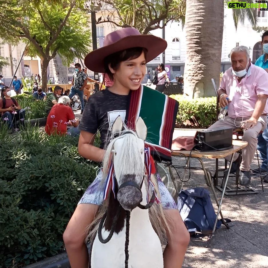 Rodrigo González Instagram - Con mi Santi visitamos a su hermano, #simon, que trabaja en la CC. Orgulloso de lo que está haciendo! De paso su foto en el caballito. Una tradición que desaparece... #santiagodechile #hijos #cascohistorico