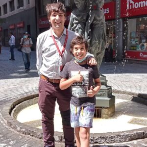 Rodrigo González Instagram - Con mi Santi visitamos a su hermano, #simon, que trabaja en la CC. Orgulloso de lo que está haciendo!  De paso su foto en el caballito. Una tradición que desaparece... 
#santiagodechile #hijos #cascohistorico