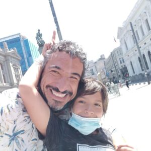 Rodrigo González Instagram - Con mi Santi visitamos a su hermano, #simon, que trabaja en la CC. Orgulloso de lo que está haciendo!  De paso su foto en el caballito. Una tradición que desaparece... 
#santiagodechile #hijos #cascohistorico