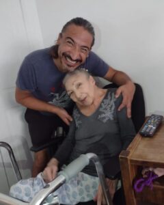 Rodrigo González Instagram - Feliz cumpleaños viejita. Ya son 83. Admiro tu fuerza para soportar tu terrible enfermedad. Acá voy a estar siempre para cuidarte.