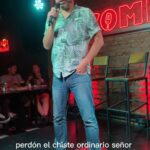 Rodrigo González Instagram - Improvisando con el público. Hoy segundo show en @comedy_restobar Entradas por @comedy_pass 22:30 hrs