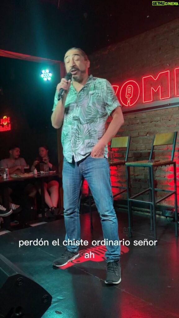 Rodrigo González Instagram - Improvisando con el público. Hoy segundo show en @comedy_restobar Entradas por @comedy_pass 22:30 hrs