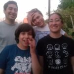 Rodrigo González Instagram - Adiós 2022. Año en que reí y lloré. Año en que volví al teatro, al cine y seguí con el stand up. Me fue bien. No lo puedo negar. Y por eso le agradezco a la vida el poder vivir de mi oficio. Les deseo un 2023 lleno de luz, y fuerza cuando las cosas se tornen difíciles. Sabiduría y paz si hay quiebres, partidas. Bendiciones para las y los que nacerán. Fuerza a quienes llorarán a sus seres queridos. Les deseo y un lindo 2023, que como la vida. Nos someterá a retos, pero por sobre todo, y no lo olviden. Nos ofrecerá nuevas oportunidades. Todos los días sale el sol. Gracias @carorickenberg @cotur._.nix @tomasgonzalez1 @susana.browne @ximena.nogueira #santi, #simon, familia y amigos y amigas