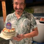 Rodrigo González Instagram - Otra vuelta al Sol. Al universo, a la vida. Gracias por todos los momentos lindos que me han entregado. Soy feliz. Conmigo, con mis hijos, con mi amor. Soy feliz porque tengo lo que quiero trabajo, salud y amor. Espero este nuevo año dar lo de mejor de mi a quienes amo, y a ustedes que siempre me entregan ese cariño que me alimenta tanto el alma. Gracias vida por dejarme llevar hasta mis 54 con aún más energía que antes. Te amo @carorickenberg ❤️❤️❤️❤️❤️