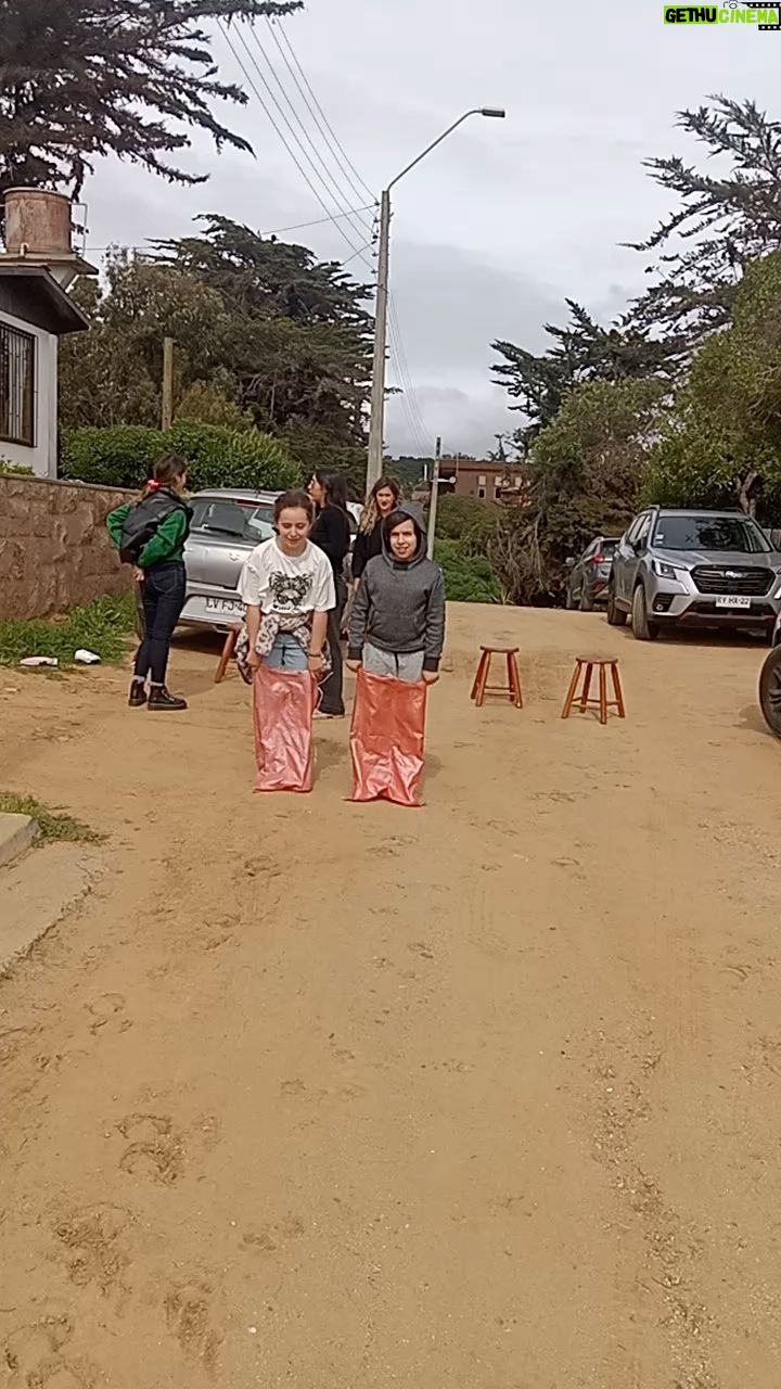 Rodrigo González Instagram - Partió el 18!!! Y un 18 sin carrera de sacos no es 18!!! Viva mi Chile lindo! #emocionado