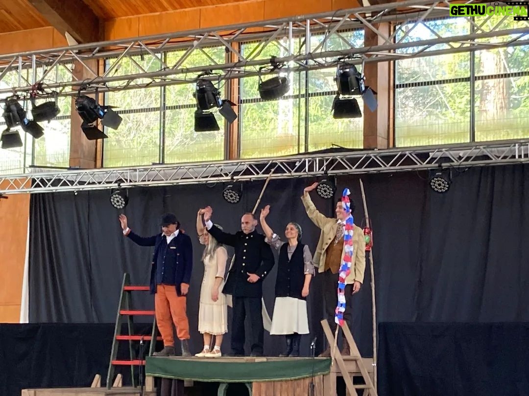 Rodrigo González Instagram - Primera función acá en la Araucanía! Para alumnos y alumnas de 4to a 8tvo basico. Muchxs de ellxs nunca habían visto teatro. Feliz de actuar para ellos. @ximena.nogueira @jomijomihomi @susana.browne @nsh0ck #teatro #liceos