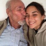 Rona Özkan Instagram – #dedem ❤️ weil diese Nähe & Besuche aktuell nicht möglich sind, ruft eure Liebsten an, lest ihnen etwas vor oder werdet anderweitig aktiv/kreativ 🙏🏼 #callyourgrandparents Viele können durch die aktuelle Situation nicht mal kurz an die frische Luft oder einkaufen und sind komplett isoliert von ihren Liebsten. Vor allem jetzt sollten wir für sie da sein, so wie sie immer für uns. #wirbleibenzuhause