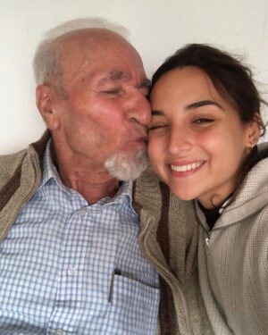 Rona Özkan Instagram - #dedem ❤️ weil diese Nähe & Besuche aktuell nicht möglich sind, ruft eure Liebsten an, lest ihnen etwas vor oder werdet anderweitig aktiv/kreativ 🙏🏼 #callyourgrandparents Viele können durch die aktuelle Situation nicht mal kurz an die frische Luft oder einkaufen und sind komplett isoliert von ihren Liebsten. Vor allem jetzt sollten wir für sie da sein, so wie sie immer für uns. #wirbleibenzuhause