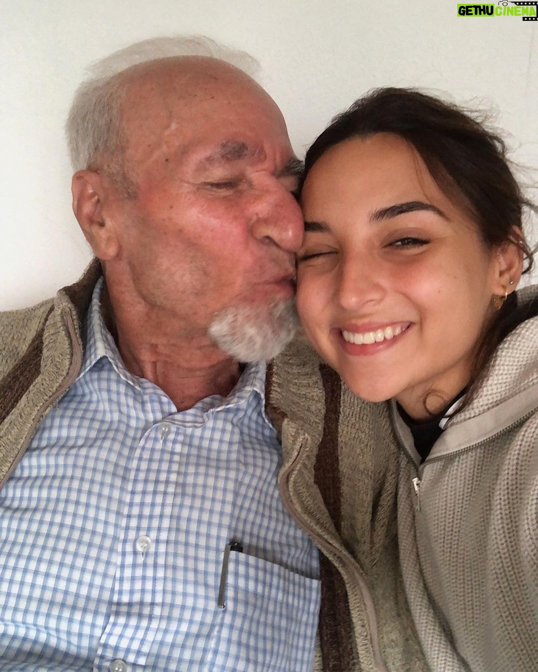 Rona Özkan - 2.3K Likes - #dedem ❤️ weil diese Nähe & Besuche aktuell nicht möglich sind, ruft eure Liebsten an, lest ihnen etwas vor oder werdet anderweitig aktiv/kreativ 🙏🏼 #callyourgrandparents Viele können durch die aktuelle Situation nicht mal kurz an die frische Luft oder einkaufen und sind komplett isoliert von ihren Liebsten. Vor allem jetzt sollten wir für sie da sein, so wie sie immer für uns. #wirbleibenzuhause