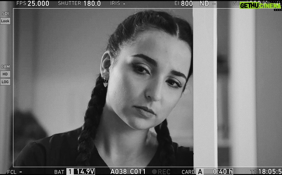 Rona Özkan - 2.8K Likes - Jetzt erstmal: over and out✌🏼Passt auf euch auf und umarmt euch gegenseitig mit schönen Worten! #abgedreht #winterpause