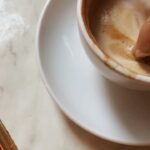 Rona Özkan Instagram - Un Kamuccino 🐫☕️ 10 Minuten Wartezeit im Café überbrücken - ist immer gut einen Kugelschreiber und Papier in der Tasche zu haben 😅 Salon Schmitz
