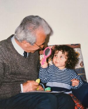 Rona Özkan Instagram - #dedem ❤️ weil diese Nähe & Besuche aktuell nicht möglich sind, ruft eure Liebsten an, lest ihnen etwas vor oder werdet anderweitig aktiv/kreativ 🙏🏼 #callyourgrandparents Viele können durch die aktuelle Situation nicht mal kurz an die frische Luft oder einkaufen und sind komplett isoliert von ihren Liebsten. Vor allem jetzt sollten wir für sie da sein, so wie sie immer für uns. #wirbleibenzuhause