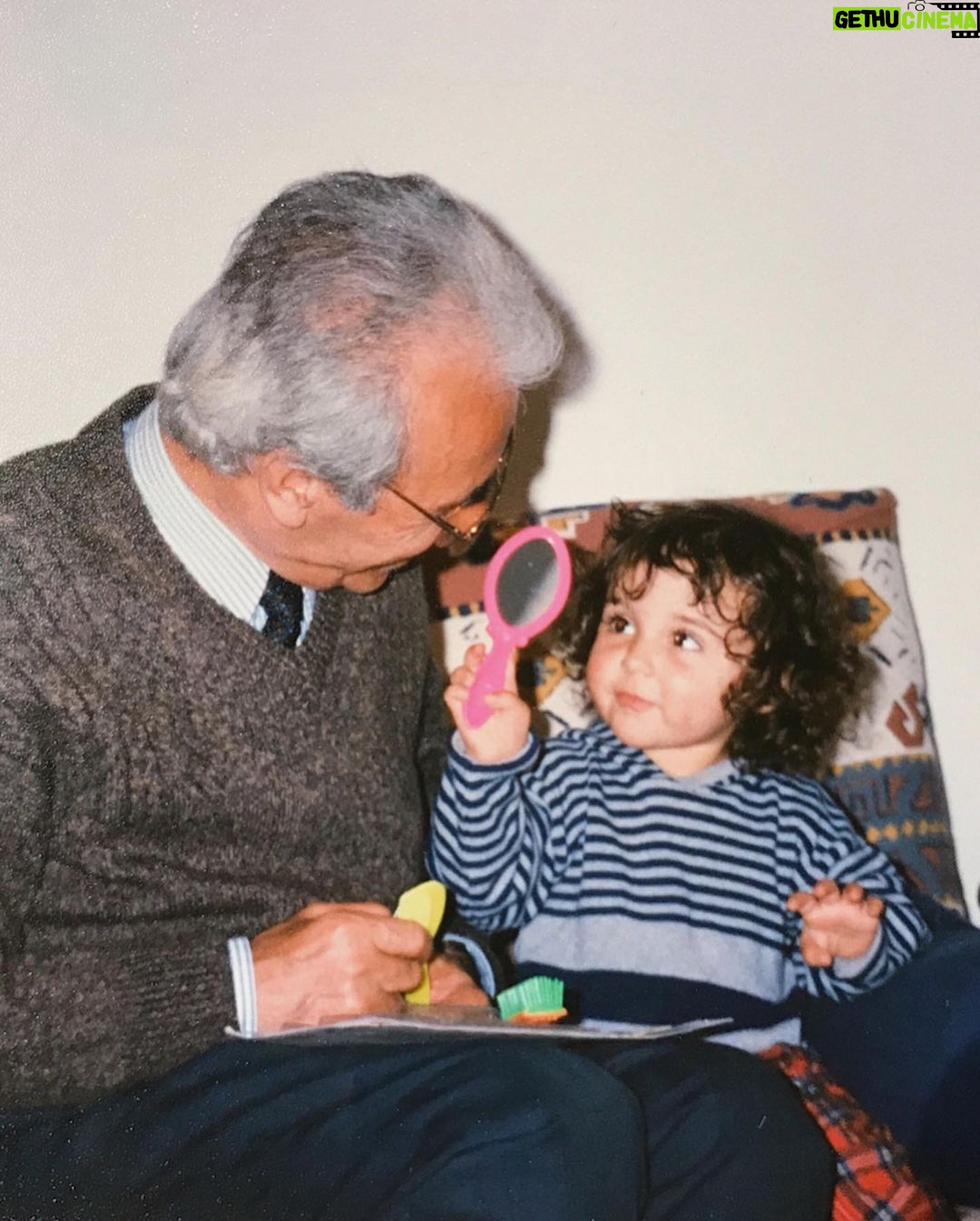 Rona Özkan - 2.3K Likes - #dedem ❤️ weil diese Nähe & Besuche aktuell nicht möglich sind, ruft eure Liebsten an, lest ihnen etwas vor oder werdet anderweitig aktiv/kreativ 🙏🏼 #callyourgrandparents Viele können durch die aktuelle Situation nicht mal kurz an die frische Luft oder einkaufen und sind komplett isoliert von ihren Liebsten. Vor allem jetzt sollten wir für sie da sein, so wie sie immer für uns. #wirbleibenzuhause