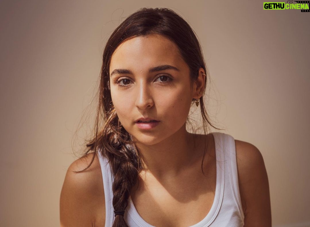 Rona Özkan - 3.2K Likes - 🍯 @timmoschreiber