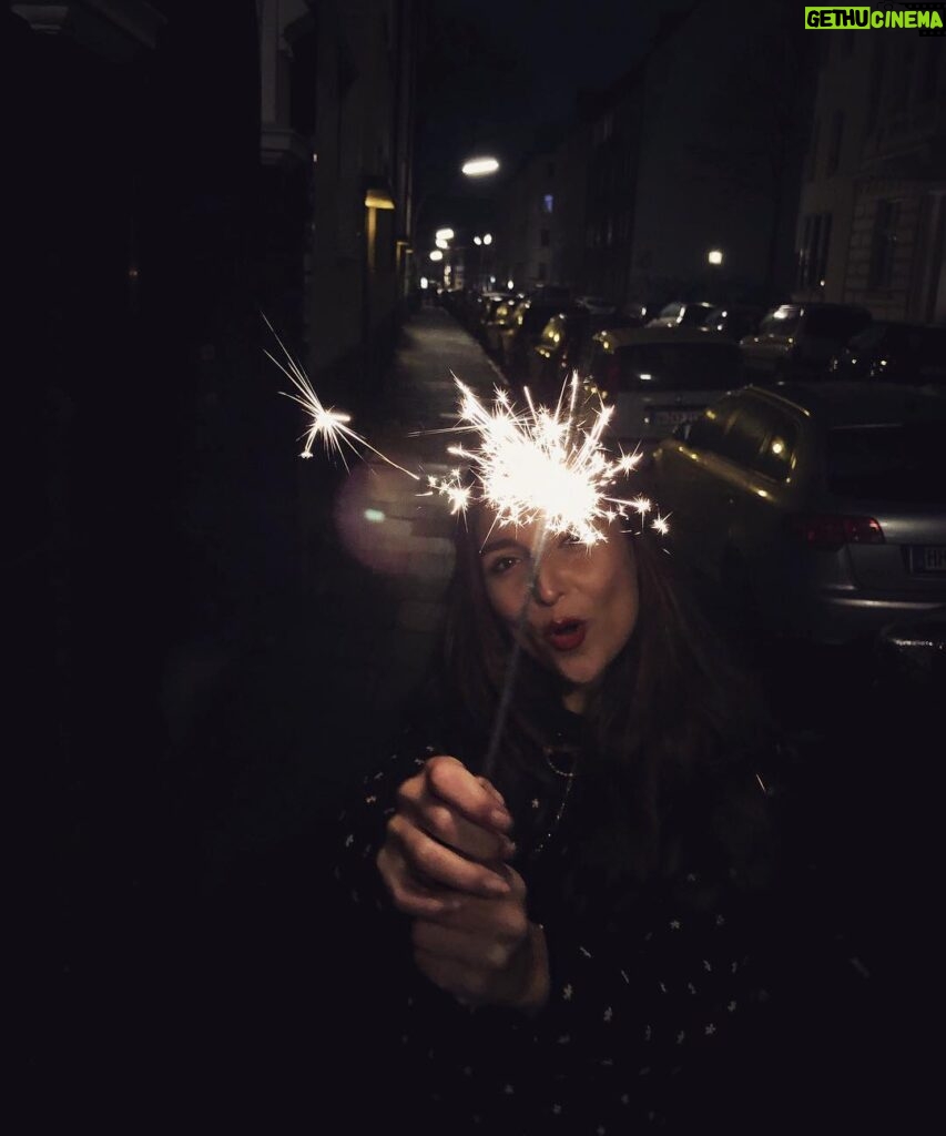 Rona Özkan Instagram - Happy New Year ihr Lieben 🎆 Hamburg, Germany