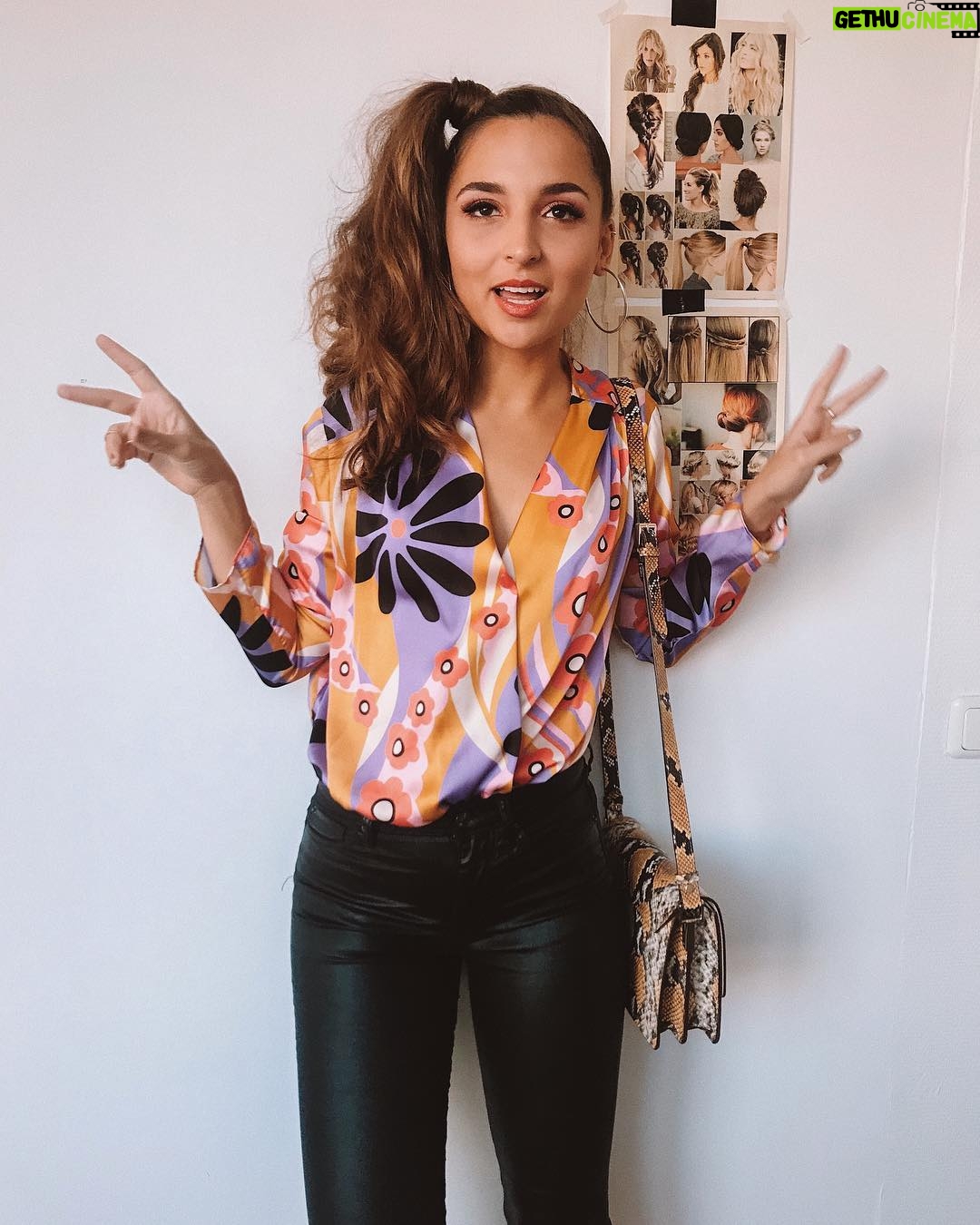 Rona Özkan - 2.8K Likes - 🌈✨✌🏼