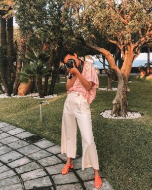 Rona Özkan Instagram - 𝘪𝘯𝘴𝘪𝘥𝘦 𝘢 𝘧𝘳𝘢𝘮𝘦 🔲