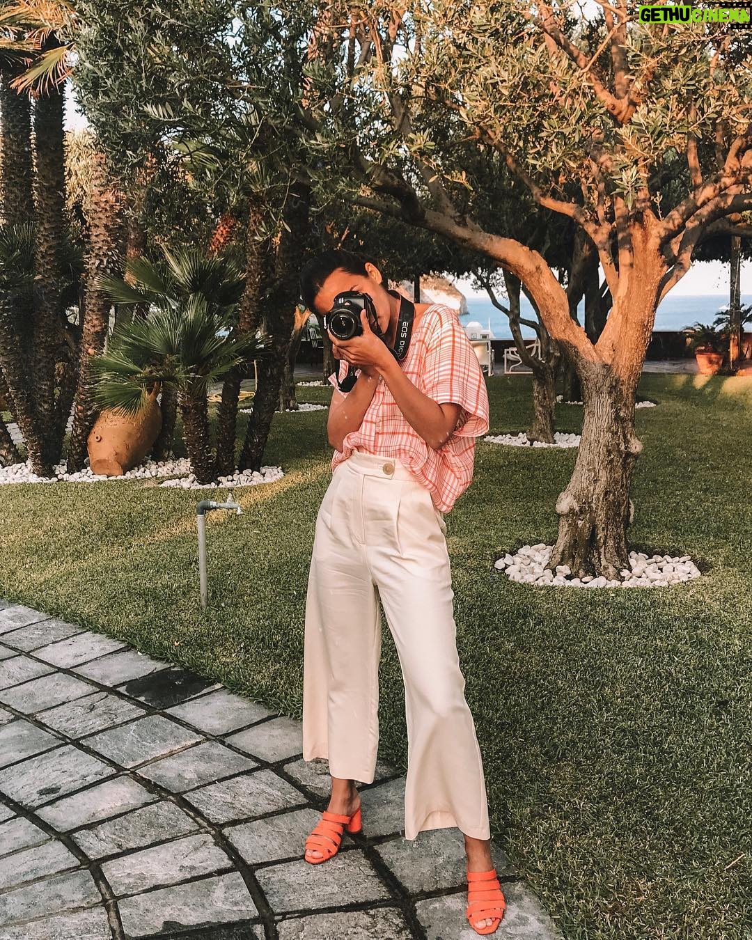Rona Özkan - 2.3K Likes - 𝘪𝘯𝘴𝘪𝘥𝘦 𝘢 𝘧𝘳𝘢𝘮𝘦 🔲