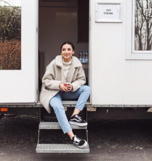 Rona Özkan Instagram - Trailern 🚀