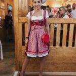 Rona Özkan Instagram – I wünsch oich a schöns wochenend mitanand 🍻 Yesterday at #madlwiesn 💃🏽 Vielen Dank an @hell.karrer @instylegermany für diesen schönen Tag und auch an @ludwigtherese & @aignermunich für das hübsche Dirndl & die tolle Tasche  ANZEIGE 🌷🎀