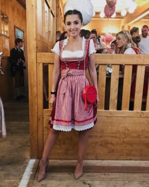 Rona Özkan Instagram - I wünsch oich a schöns wochenend mitanand 🍻 Yesterday at #madlwiesn 💃🏽 Vielen Dank an @hell.karrer @instylegermany für diesen schönen Tag und auch an @ludwigtherese & @aignermunich für das hübsche Dirndl & die tolle Tasche  ANZEIGE 🌷🎀