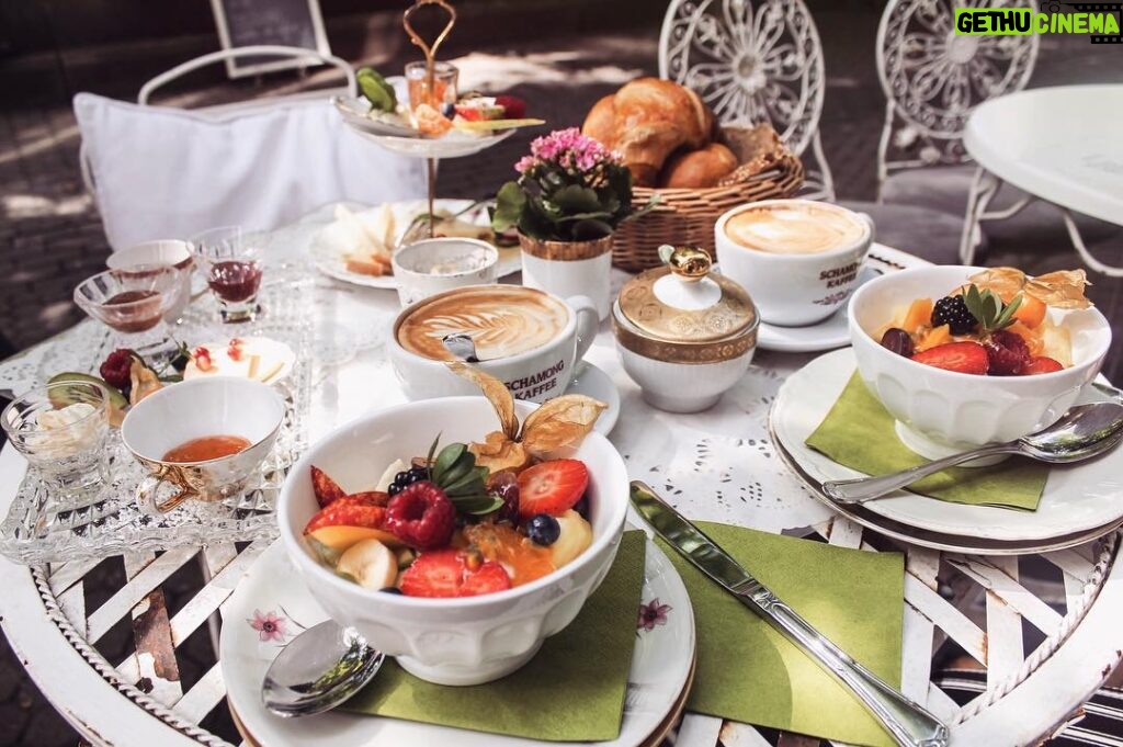 Rona Özkan Instagram - It's never too late for breakfast 🥐🍯 Happy Weekend 🌺#yummy