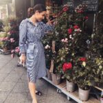 Rona Özkan Instagram - 🌹🌹🌹 | Schön wars mal wieder in Berlin mit meiner Lieben @nadinemenz | Mit nem Strauß Blumen im Gepäck geht's ab nach Hause.. Habt ein tolles Wochenende💋 #happy #friday Berlin, Germany