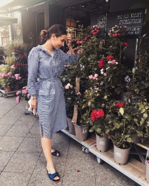 Rona Özkan Instagram - 🌹🌹🌹 | Schön wars mal wieder in Berlin mit meiner Lieben @nadinemenz | Mit nem Strauß Blumen im Gepäck geht's ab nach Hause.. Habt ein tolles Wochenende💋 #happy #friday