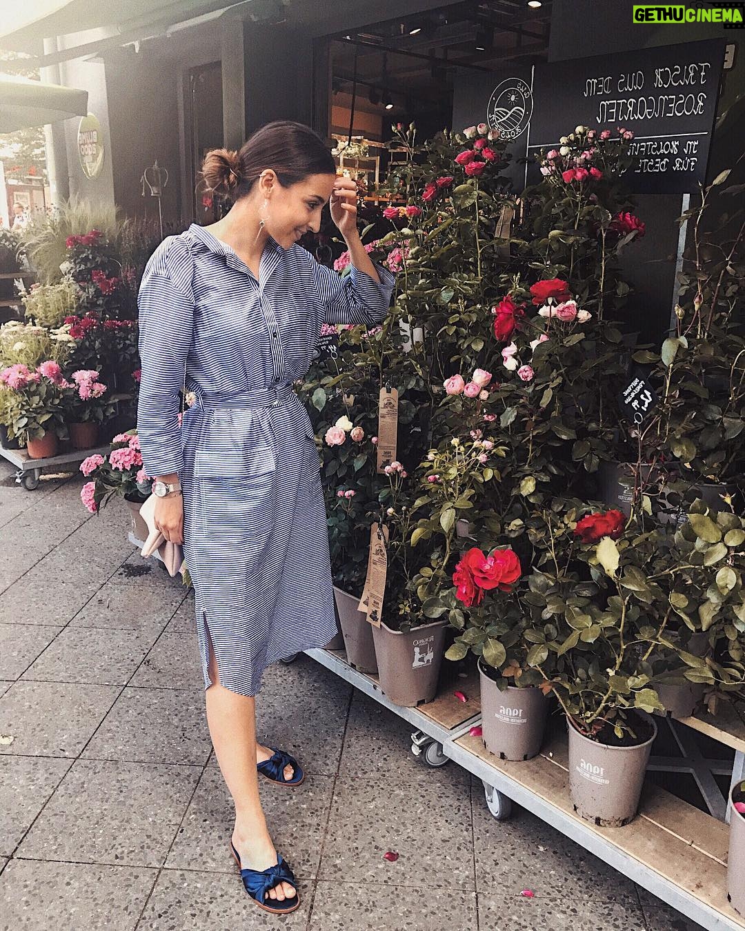 Rona Özkan - 2.6K Likes - 🌹🌹🌹 | Schön wars mal wieder in Berlin mit meiner Lieben @nadinemenz | Mit nem Strauß Blumen im Gepäck geht's ab nach Hause.. Habt ein tolles Wochenende💋 #happy #friday