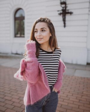 Rona Özkan Instagram - Wahrer Reichtum - besteht für mich nicht aus Geld oder materiellem Besitzt . Viel mehr sind es doch die Menschen um uns herum, die uns verzaubern und unser Leben bereichern. Deshalb sollten wir die grundlegenden Dinge mehr in den Fokus stellen. Den Moment & das Dasein genießen. Das Gesundsein schätzen, Dankbarkeit zeigen für die Verbindung zu anderen Menschen und die Zeit, die wir gemeinsam haben. Natürlich verfangen wir uns auch in den Alltagsproblemen. Die Kunst ist nur, sich trotzdem immer wieder bewusst zu machen, worum es eigentlich geht. Also sage ich an dieser Stelle auch einfach mal Danke. Habt einen schönen Abend ihr Herzis ❤️ ||shot by @pins_view_photography