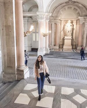 Rona Özkan Instagram - The tourist in me 🤓📷 Staunender Blick & die Kamera in der Hand - Rona erkundet Madrid 🇪🇸 Habt einen schönen Sonntag ihr Lieben!
#exploring #madrid #travel #the #world #beautiful #planet #amazed #palace #snapshot #happy #sunday