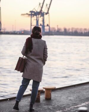 Rona Özkan Instagram - Kurzer Elbspaziergang 🌊 
Ich wünsche euch einen schönen Abend und denkt dran, jeder Augenblick ist wertvoll 🙏🏼
#breathe #enjoy #moment #seaside #view #silence #evening #walk #one #of #those #peaceful #places