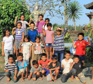 Rona Özkan Instagram - Heute vor genau einem Jahr begann für mich eine ganz besondere Reise. Als Volunteer ging ich für zwei Monate nach Bali. In der ersten Hälfte der Zeit unterrichtete ich Englisch an Schulen und lernte dabei eine ganz neue  Welt kennen. Besonders berührt hat mich die Tatsache, dass es für Kinder nicht selbstverständlich ist, eine Schule besuchen zu können. Auch wie engagiert sie mir einen liebevollen Abschied beschert haben mit vielen Blüten, Blumenkränzen und Essen, war für mich ein einmaliges Erlebnis. Diese herzliche Art und Lebensfreude habe ich in dieser Kultur bei vielen Menschen erleben dürfen. In der anderen Hälfte meiner Reise sah ich viel von der wunderschönen und atemberaubenden Landschaft Balis. Eine unglaublich grüne Natur mit vielen bunten Blumen und exotischen Früchten, die mir bis dato völlig unbekannt waren. Auf meiner Reise habe ich auch viele tolle Menschen kennen gelernt und dabei Freundschaften geschlossen. Es war für mich eine unfassbar aufregende, prägende und wundervolle Zeit. Ich bin wirklich sehr dankbar dafür, dass ich das erleben durfte.