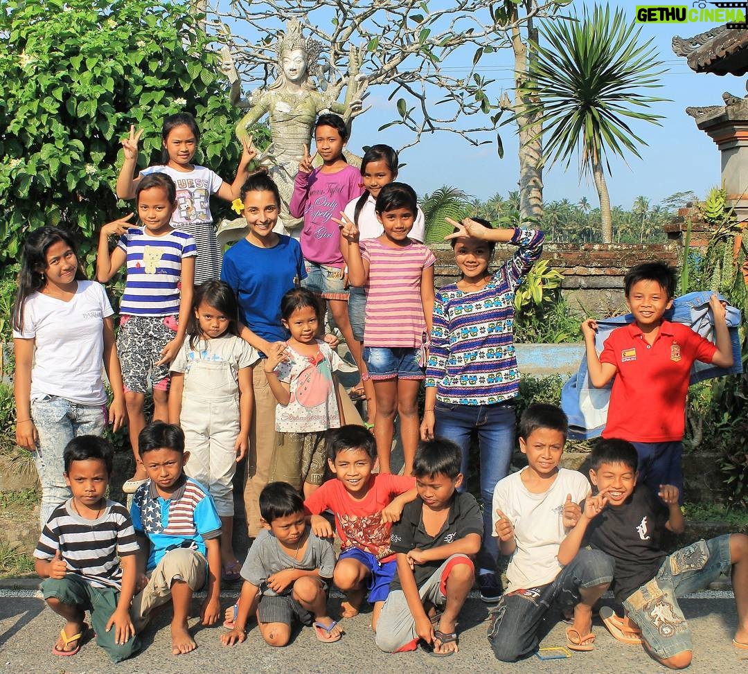 Rona Özkan - 2.9K Likes - Heute vor genau einem Jahr begann für mich eine ganz besondere Reise. Als Volunteer ging ich für zwei Monate nach Bali. In der ersten Hälfte der Zeit unterrichtete ich Englisch an Schulen und lernte dabei eine ganz neue Welt kennen. Besonders berührt hat mich die Tatsache, dass es für Kinder nicht selbstverständlich ist, eine Schule besuchen zu können. Auch wie engagiert sie mir einen liebevollen Abschied beschert haben mit vielen Blüten, Blumenkränzen und Essen, war für mich ein einmaliges Erlebnis. Diese herzliche Art und Lebensfreude habe ich in dieser Kultur bei vielen Menschen erleben dürfen. In der anderen Hälfte meiner Reise sah ich viel von der wunderschönen und atemberaubenden Landschaft Balis. Eine unglaublich grüne Natur mit vielen bunten Blumen und exotischen Früchten, die mir bis dato völlig unbekannt waren. Auf meiner Reise habe ich auch viele tolle Menschen kennen gelernt und dabei Freundschaften geschlossen. Es war für mich eine unfassbar aufregende, prägende und wundervolle Zeit. Ich bin wirklich sehr dankbar dafür, dass ich das erleben durfte.