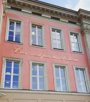 Rona Özkan Instagram - "Dies ist kein Schloss"