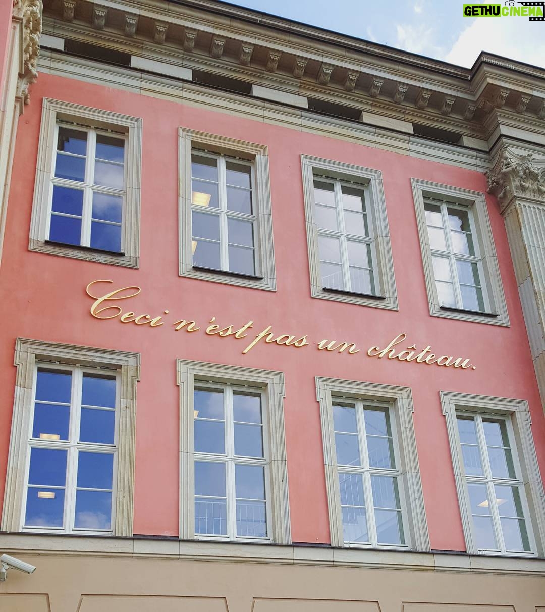 Rona Özkan - 1.6K Likes - "Dies ist kein Schloss"