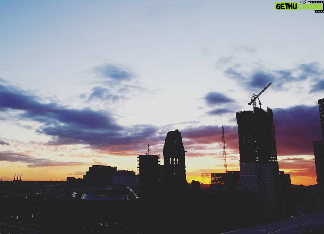 Rona Özkan - 2K Likes - Die Schönheit des Lebens einatmen..🌆