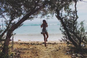 Rona Özkan Instagram - Vom Sommer träumen.. haach 🍹🌴🌅 #throwbackthursday #dreaming #summer #love #byebye #winter #missyou #summer #palmtrees #ocean #breeze #salty #hair #fresh #air #sunkissed #skin