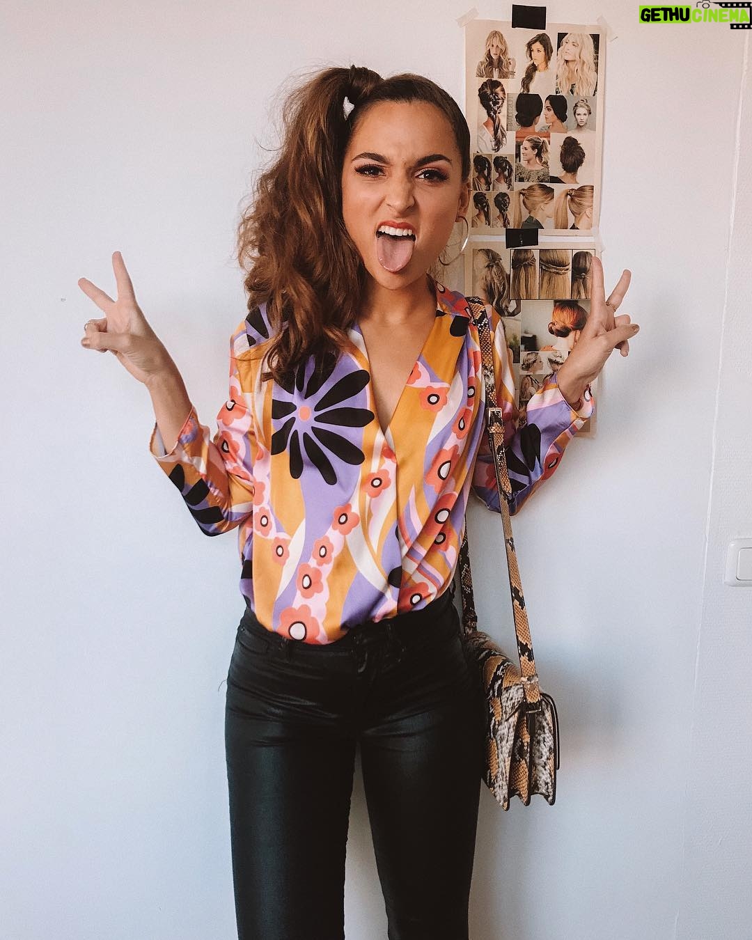Rona Özkan - 2.8K Likes - 🌈✨✌🏼