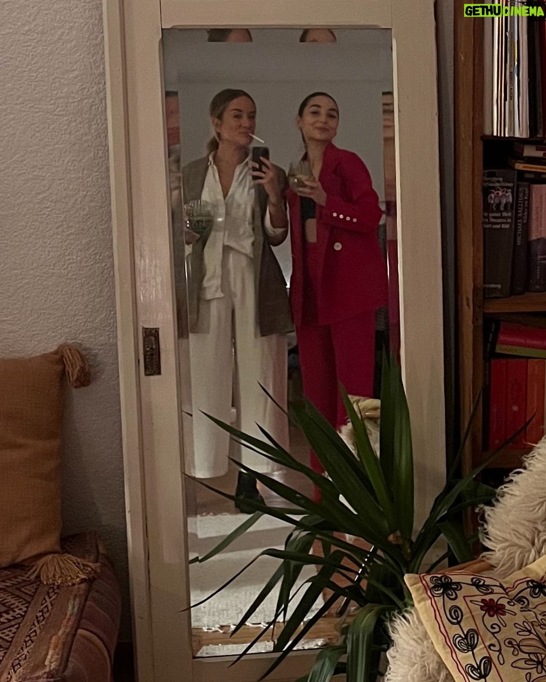 Rona Özkan Instagram - Frohes neues Jahr, ihr Raketen 👼🏼👹
